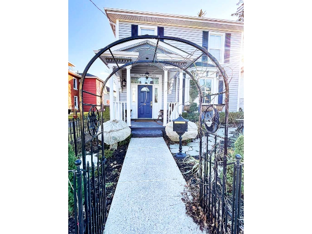 167 Victoria Ave - Inviting Entry