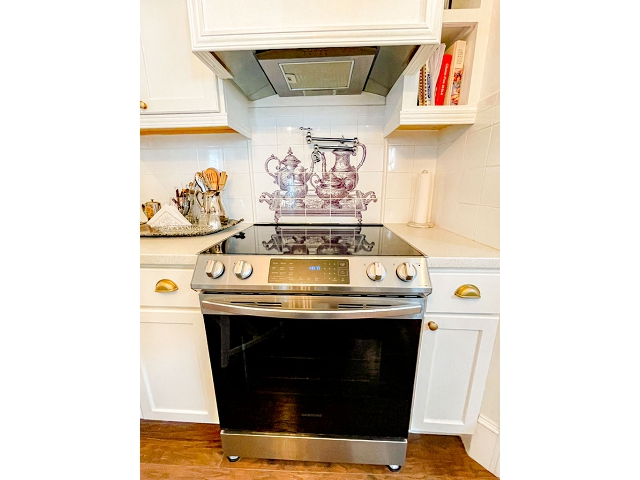 167 Victoria Ave - Range Hood And Tap