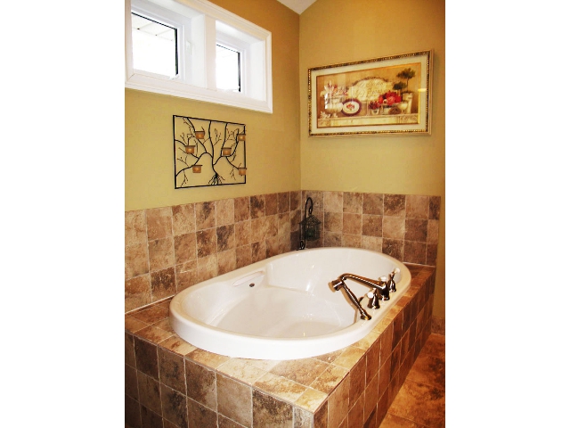 216 Old Orchard Road - Luxury Soaker Tub