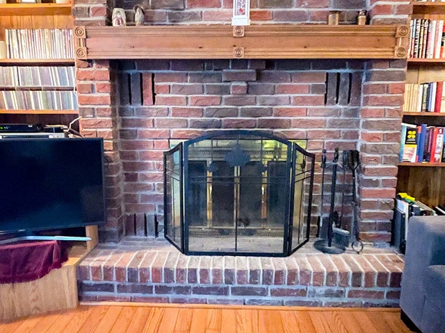 32 Morris Drive - Woodburning Fireplace in Family Rm