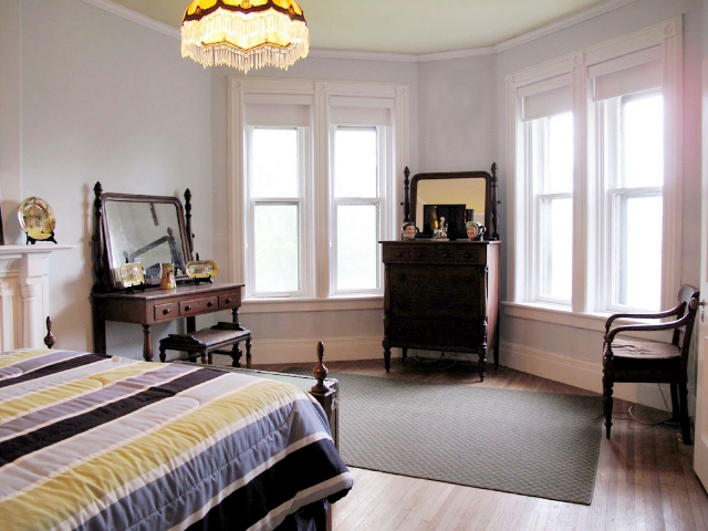 52 Queen Street - Bay Windows In Master Bedroom