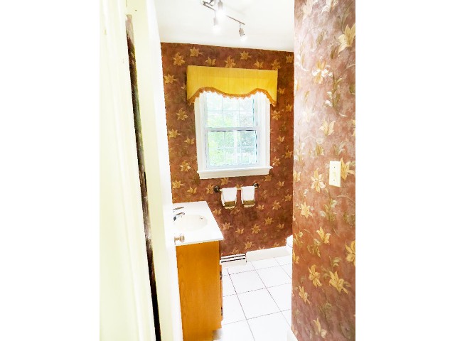 11 Woodland Acres - Powder Room