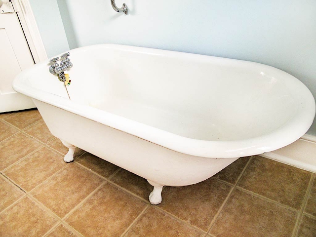 143 Ann Street - Pretty Claw Foot Tub