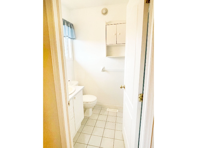 20 Hemlock Crescent - Ensuite Bath