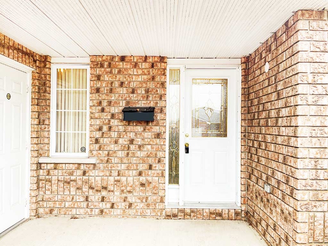 20 Hemlock Crescent - Front Door