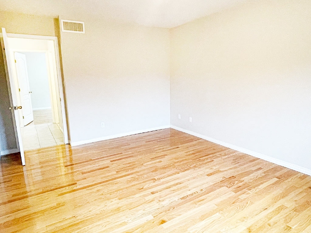 20 Hemlock Crescent - Master Bedroom to Hallway