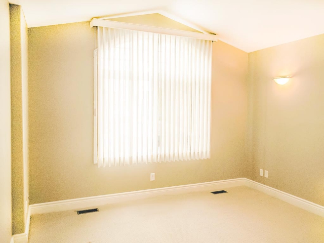 23 Evergreen Court - Palladian Window In Bedroom