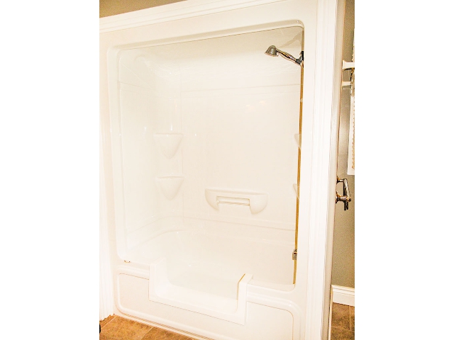 23 Evergreen Court - Walk-In Shower