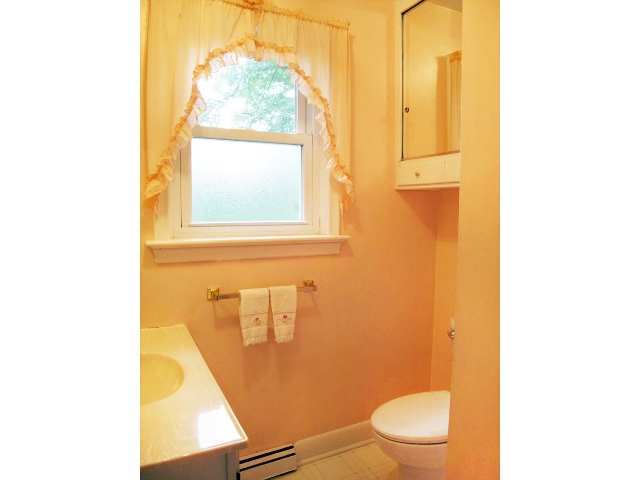 26 Woodland Acres - Powder Room