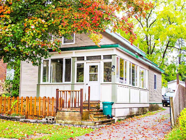 32 Hillside Street - Front Porch