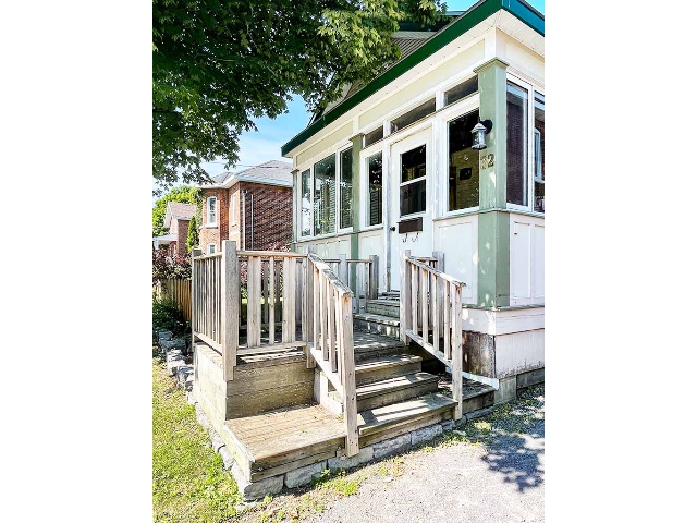 32 Hillside Street - Front Step